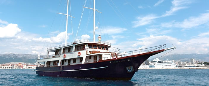 Motorové plachetnice charter